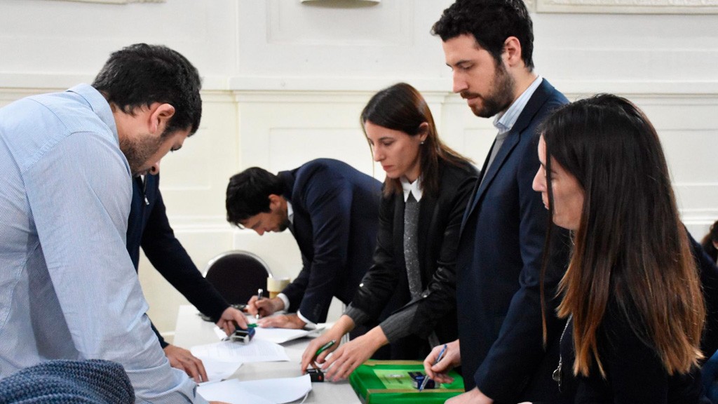 Se realizó la recepción y firma de acta de propuestas para juego on line
