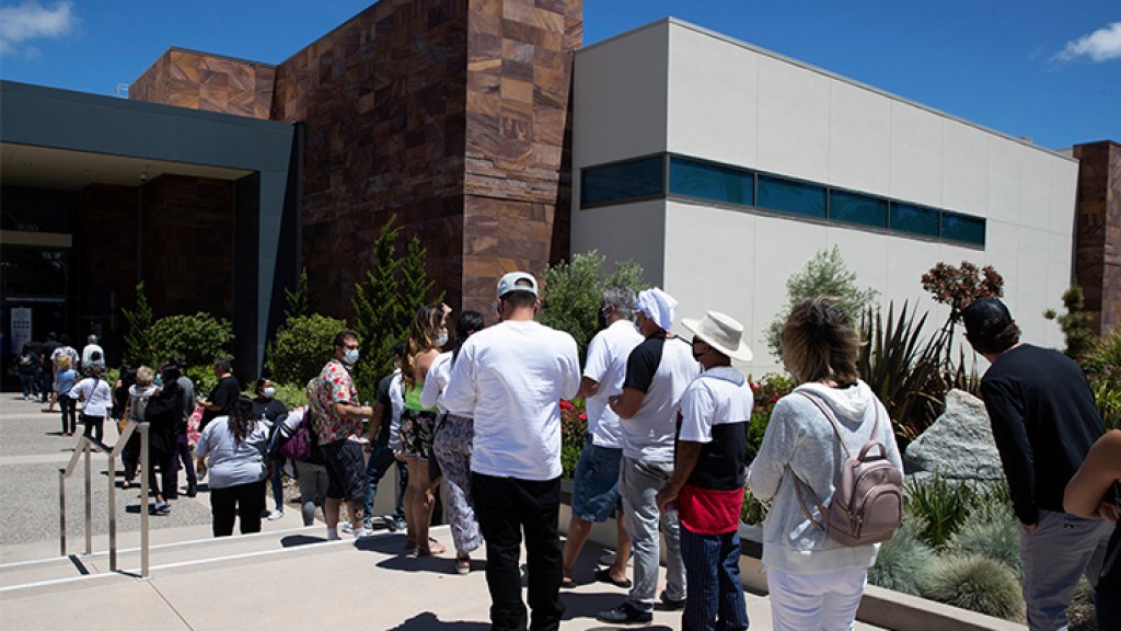 Asserting sovereignty, Indian casinos defy California´s governor and reopen