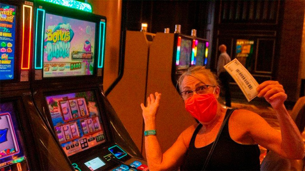 Las Vegas: Caesars properties gift mask-wearing guests with free play