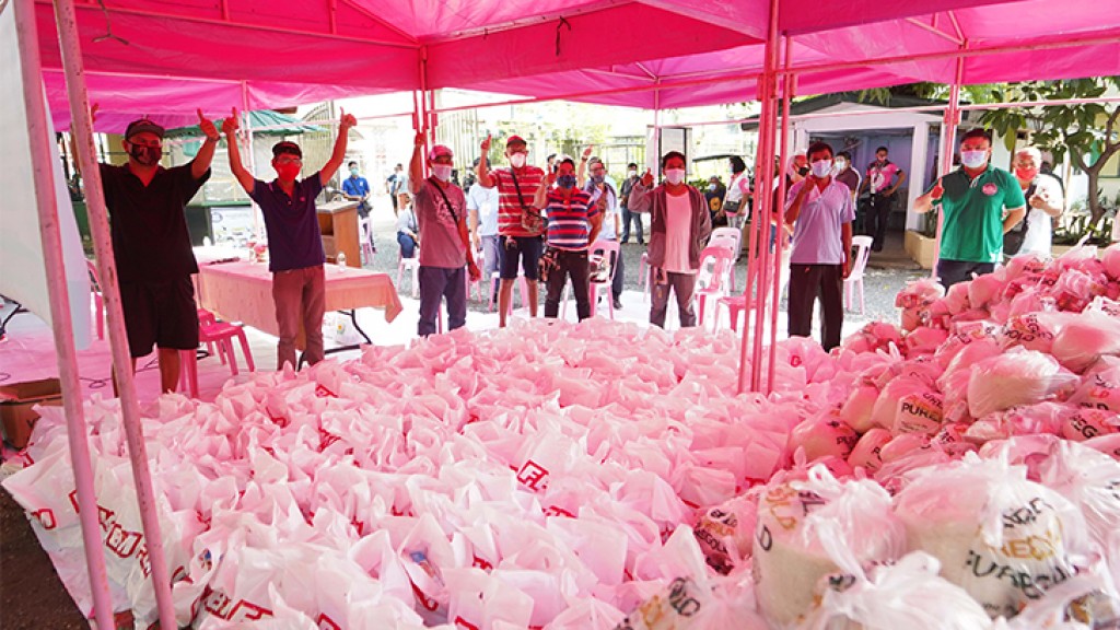 FBM donates 5,000 essential kits to Jeepney drivers