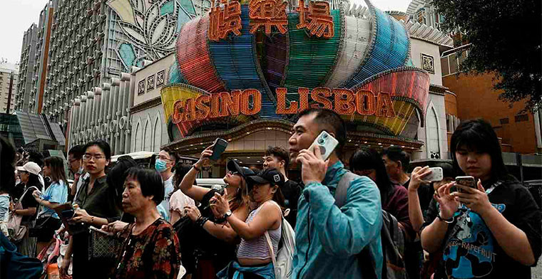 Chinese tourists flock to gambling hub Macau