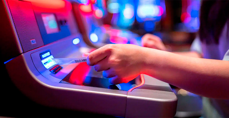 ¿Qué es el cumplimiento de la industria de sistemas sin dinero en efectivo dentro de la industria de Juegos y Casinos?