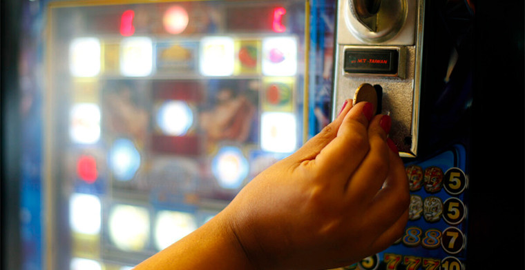 Diputados UDI piden poner suma urgencia a proyecto de ley que declara ilegal el uso de slots fuera de casinos