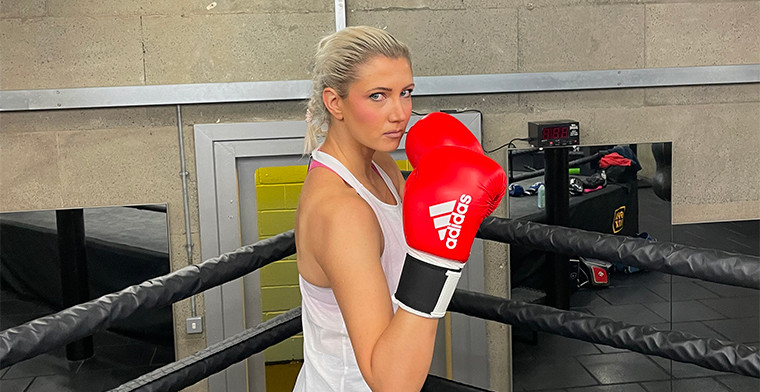 Sportingtech se prepara para la pelea al patrocinar a Anna Mackney en su debut en el Camponeato Benéfico de Boxeo del SBC