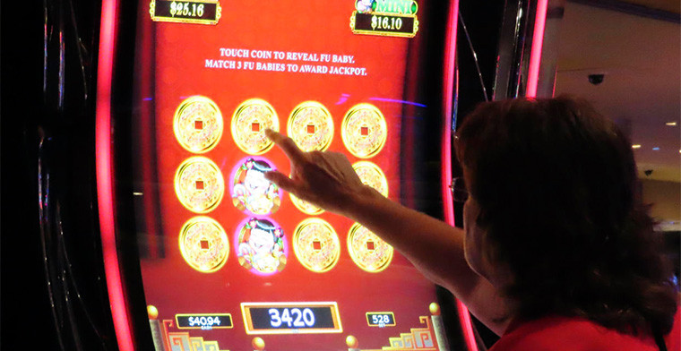 Nueva York: La competencia, la prohibición de fumar y las preocupaciones sobre apuestas en Internet sacuden al juego