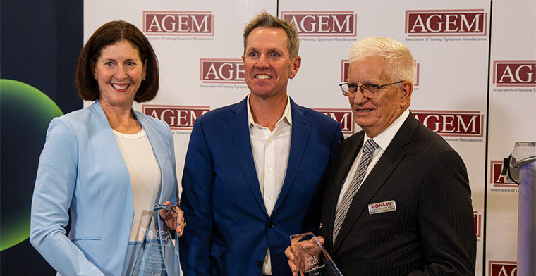 Steve Sutherland, CEO of Konami Gaming, receives AGEM Award for Excellence in Commercial Gaming