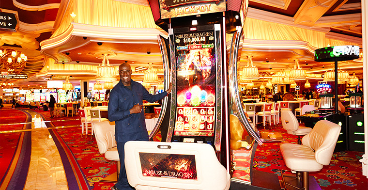 Aristocrat Gaming™ celebra el estreno mundial en casinos del nuevo juego de tragamonedas House of the Dragon™ con la estrella de la serie Steve Toussaint en Wynn Las Vegas