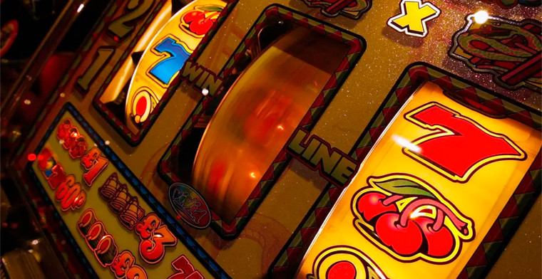 Illinois Democrats push to ban credit card use for gambling and lottery